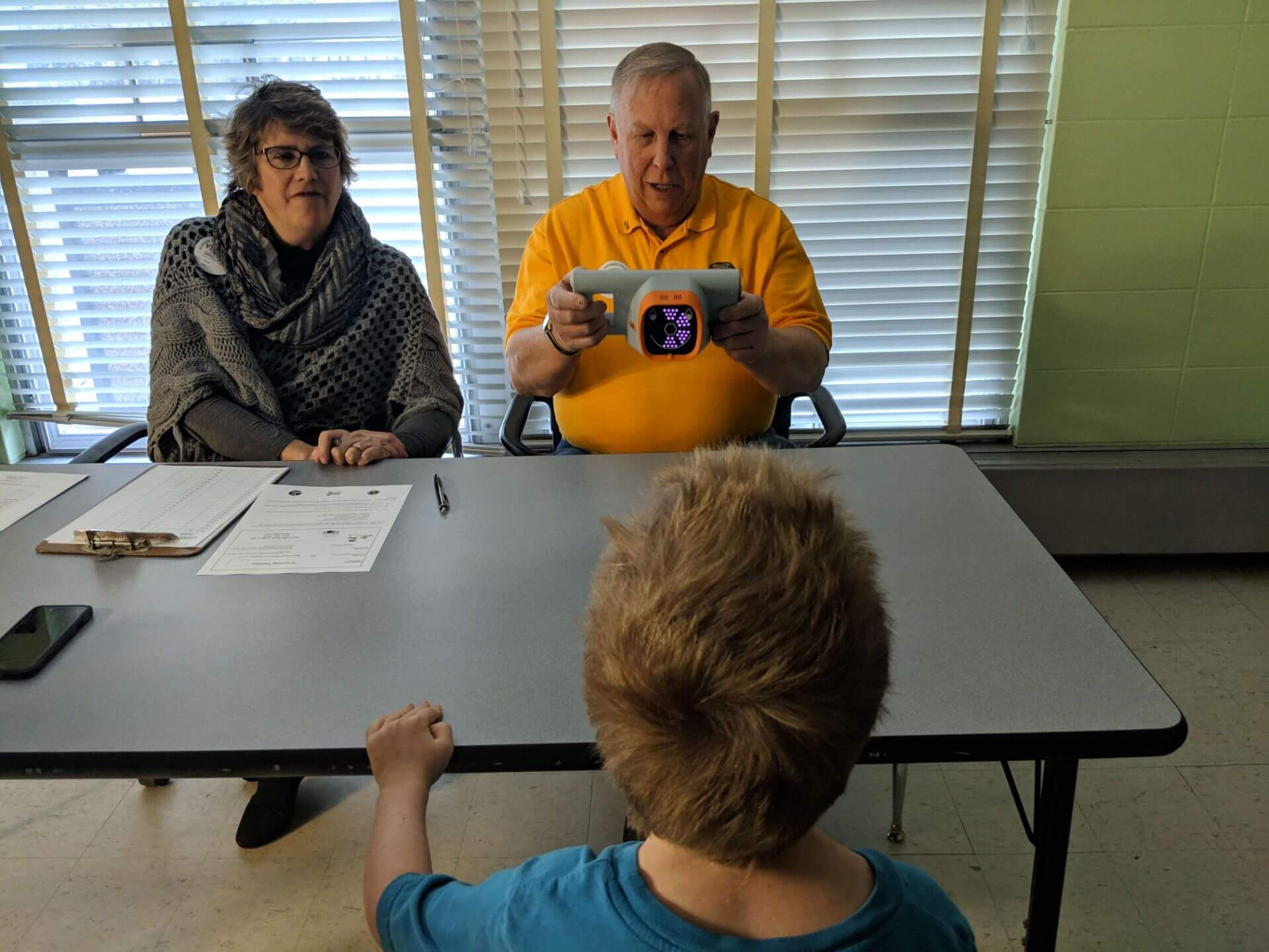 Lions conduct vision screening test on a kindergartener